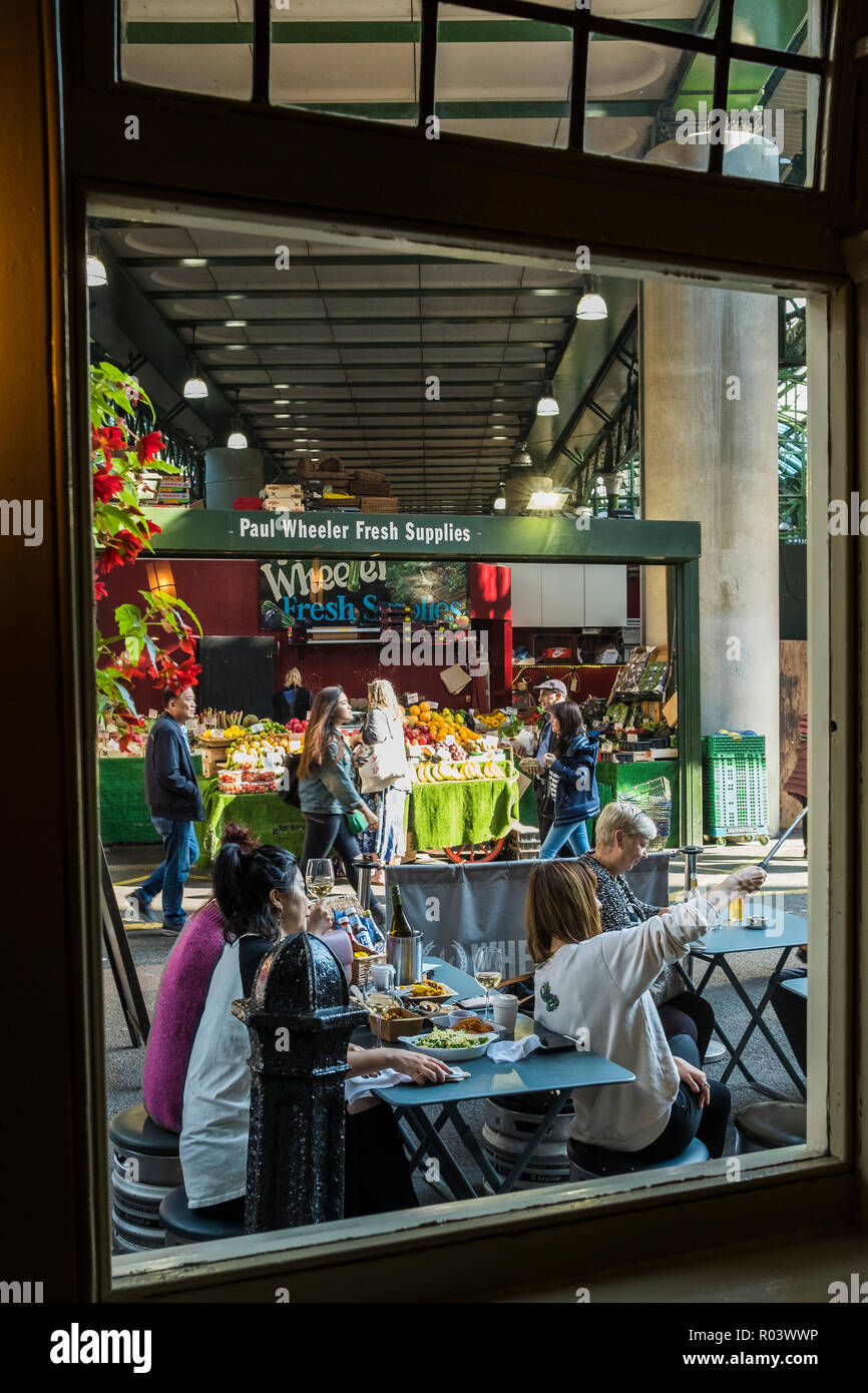Borough Market im Stadtteil Southwark ist einer der größten und ältesten Märkte in London, England, Großbritannien Stockfoto