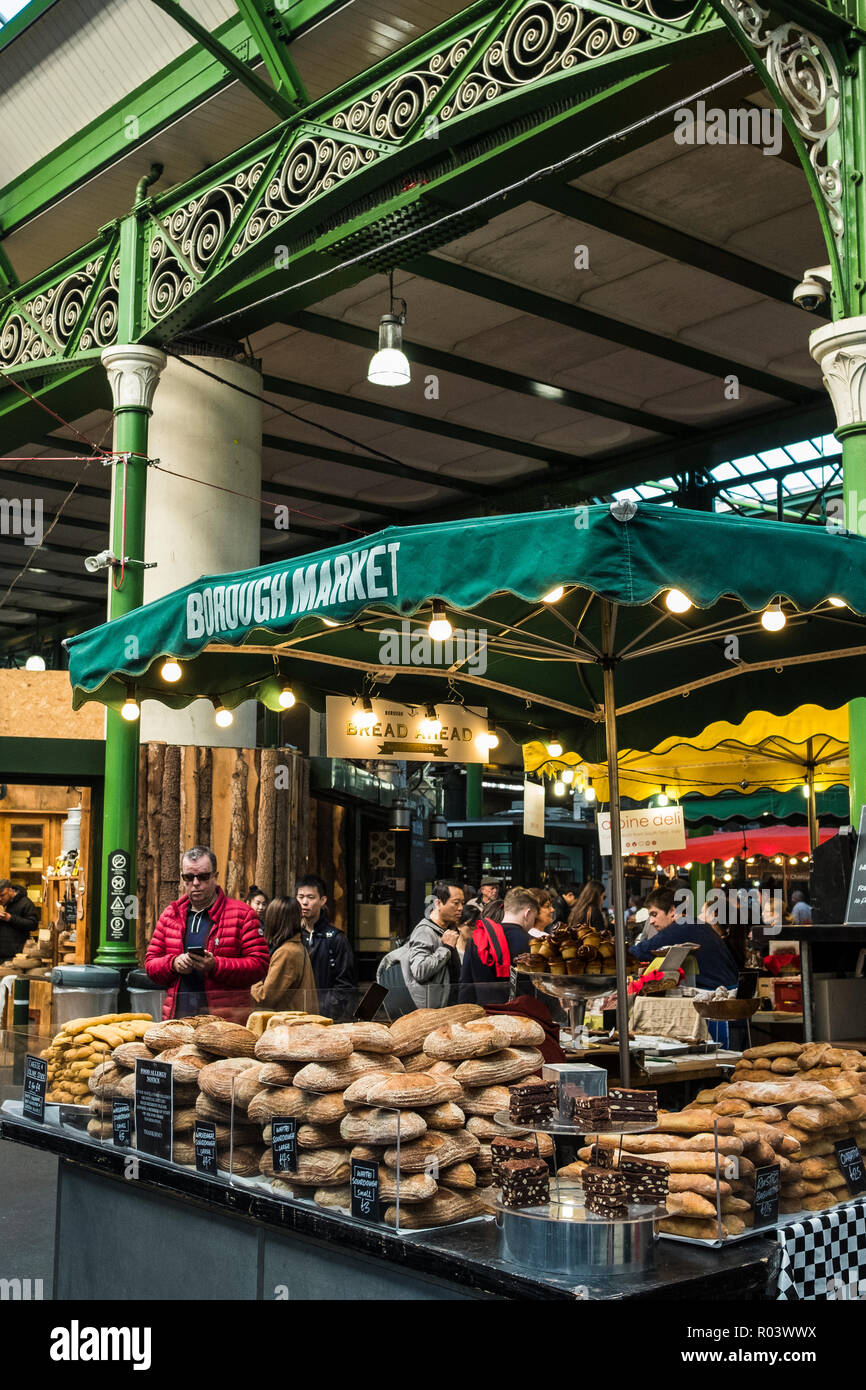 Borough Market im Stadtteil Southwark ist einer der größten und ältesten Märkte in London, England, Großbritannien Stockfoto