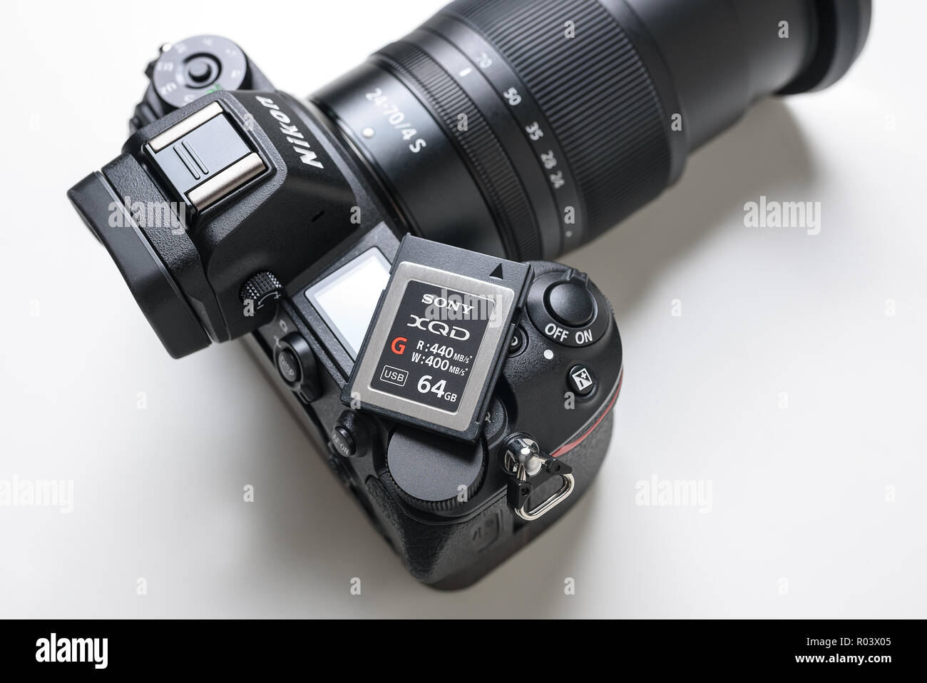 KAUNAS, Litauen - 30. OKTOBER 2018: XQD G-Serie von Sony Memory Card auf die neue Nikon Z7 Kamera platziert Stockfoto