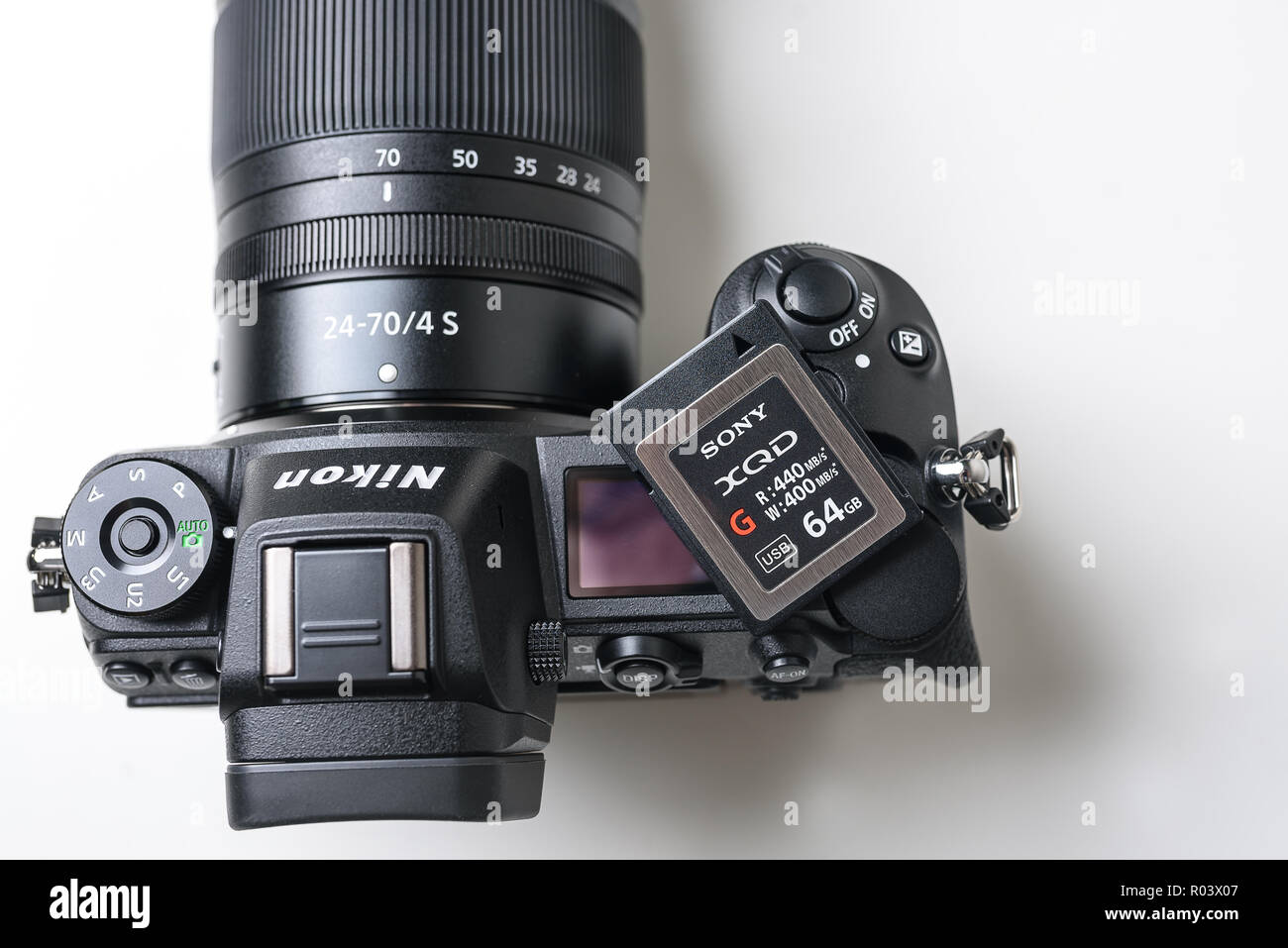 KAUNAS, Litauen - 30. OKTOBER 2018: XQD G-Serie von Sony Memory Card auf die neue Nikon Z7 Kamera platziert Stockfoto