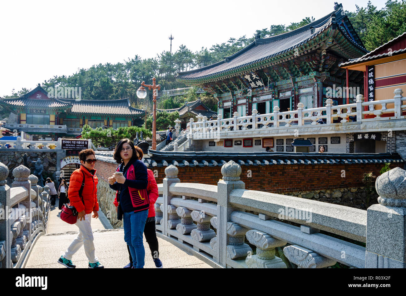 Haedong Yonggungsa Tempel ist ein buddhistischer Tempel in Busan, Südkorea, zieht viele Besucher an. Stockfoto