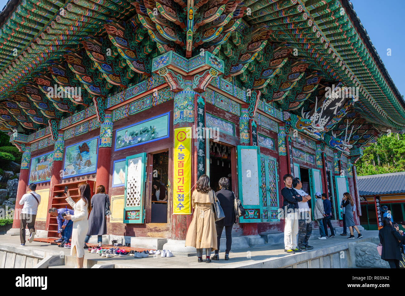 Haedong Yonggungsa Tempel ist ein buddhistischer Tempel in Busan, Südkorea, zieht viele Besucher an. Stockfoto