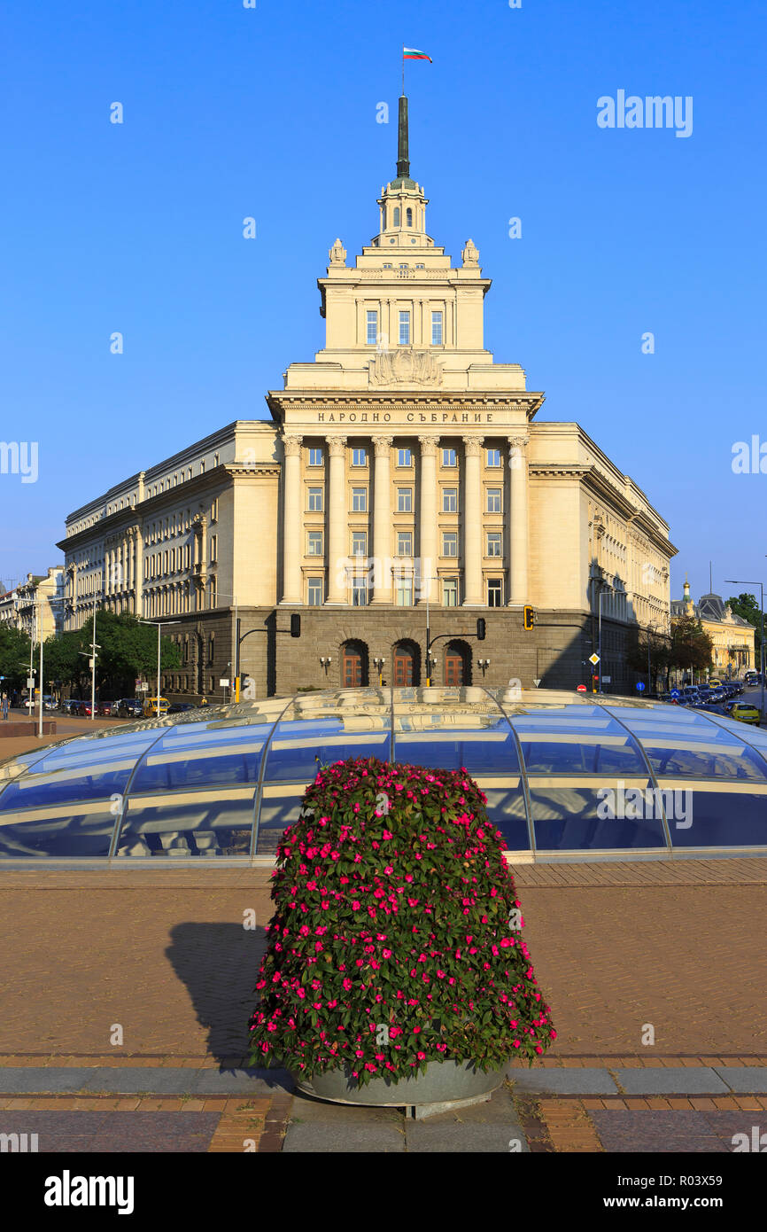 Büro Haus der Nationalversammlung (ehemaliges Haus der Bulgarischen Kommunistischen Partei) außerhalb der überdachte Ruinen von Sofia in Sofia, Bulgarien Stockfoto