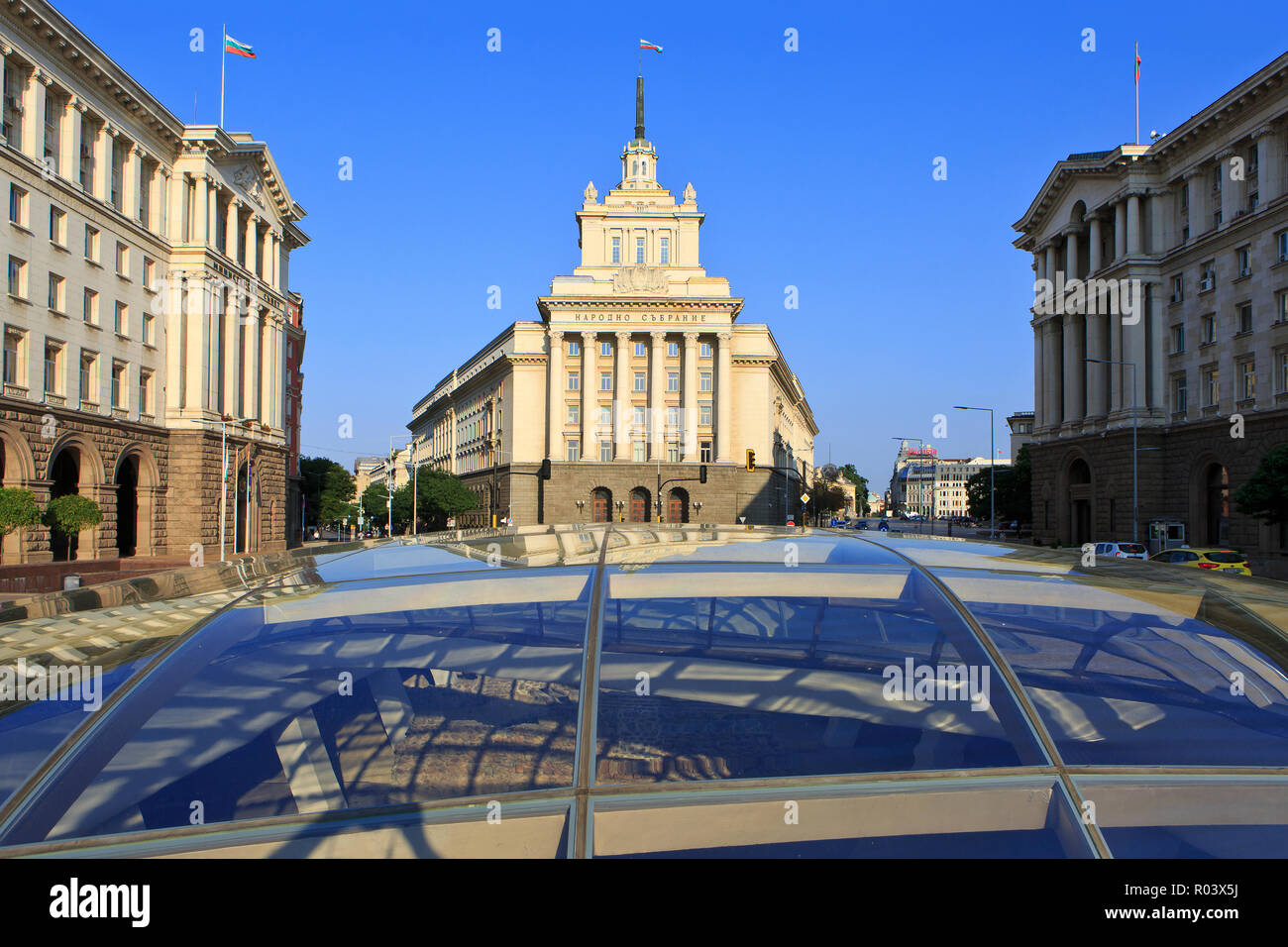 Büro Haus der Nationalversammlung (ehemaliges Haus der Bulgarischen Kommunistischen Partei) außerhalb der überdachte Ruinen von Sofia in Sofia, Bulgarien Stockfoto