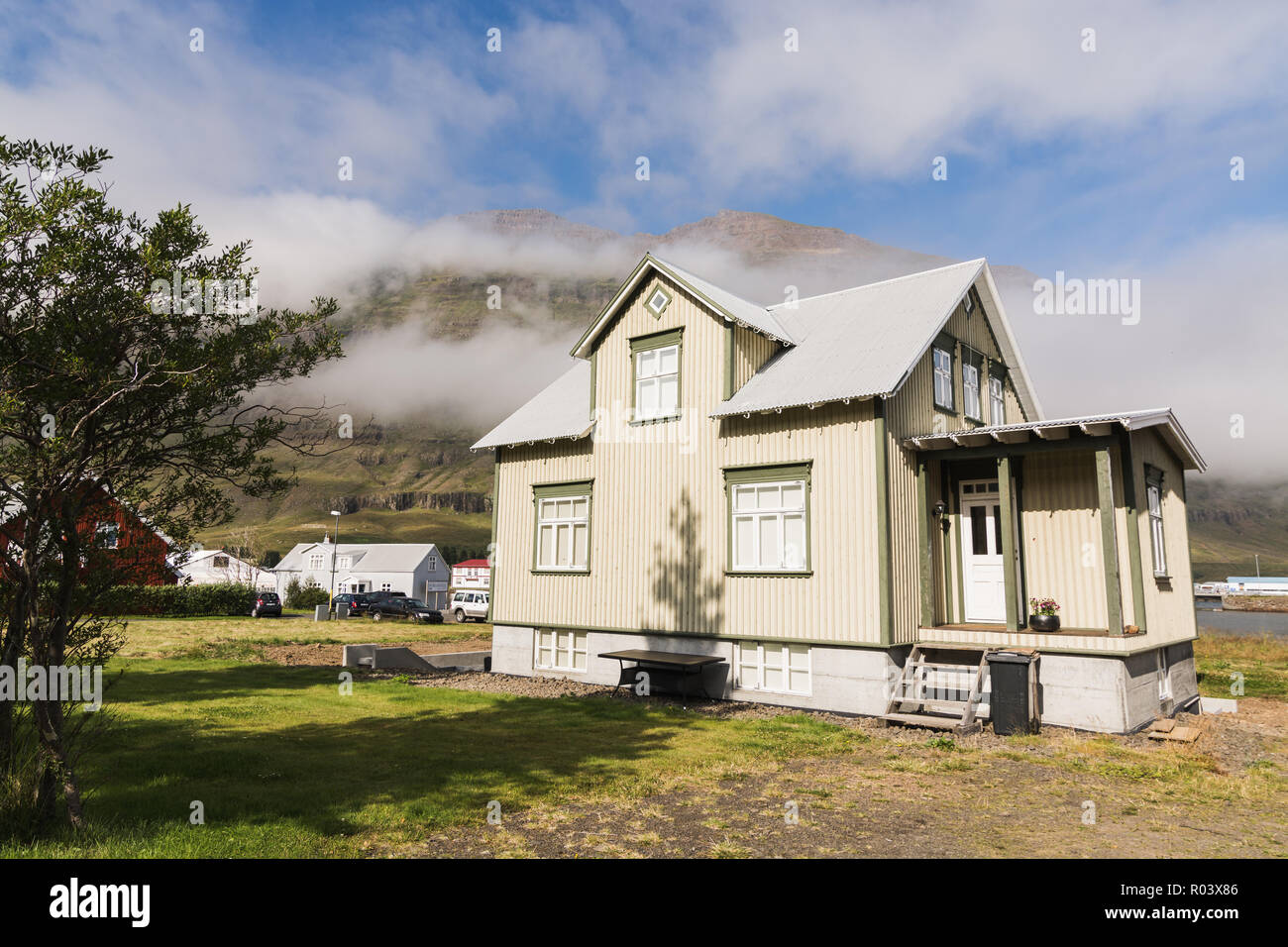 Seydisfjördur, ISLAND - AUGUST 2018: Authentische isländischen Wohnhaus. Weitwinkelobjektiv, sonnigen Tag. Stockfoto