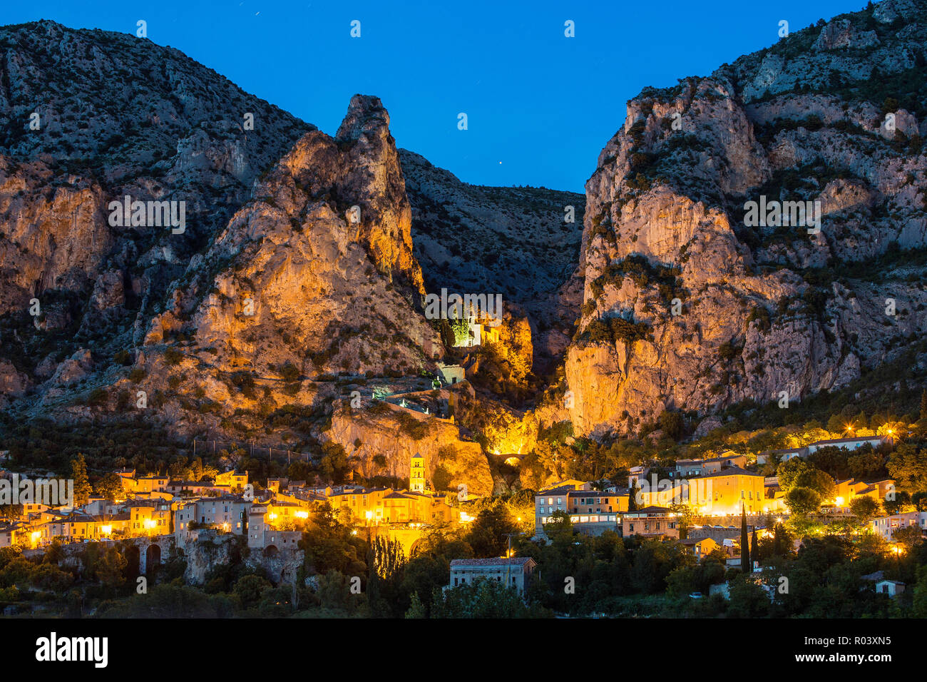 Moustiers-Sainte-Marie, Alpes-de-Hautes-Provence, Frankreich Stockfoto