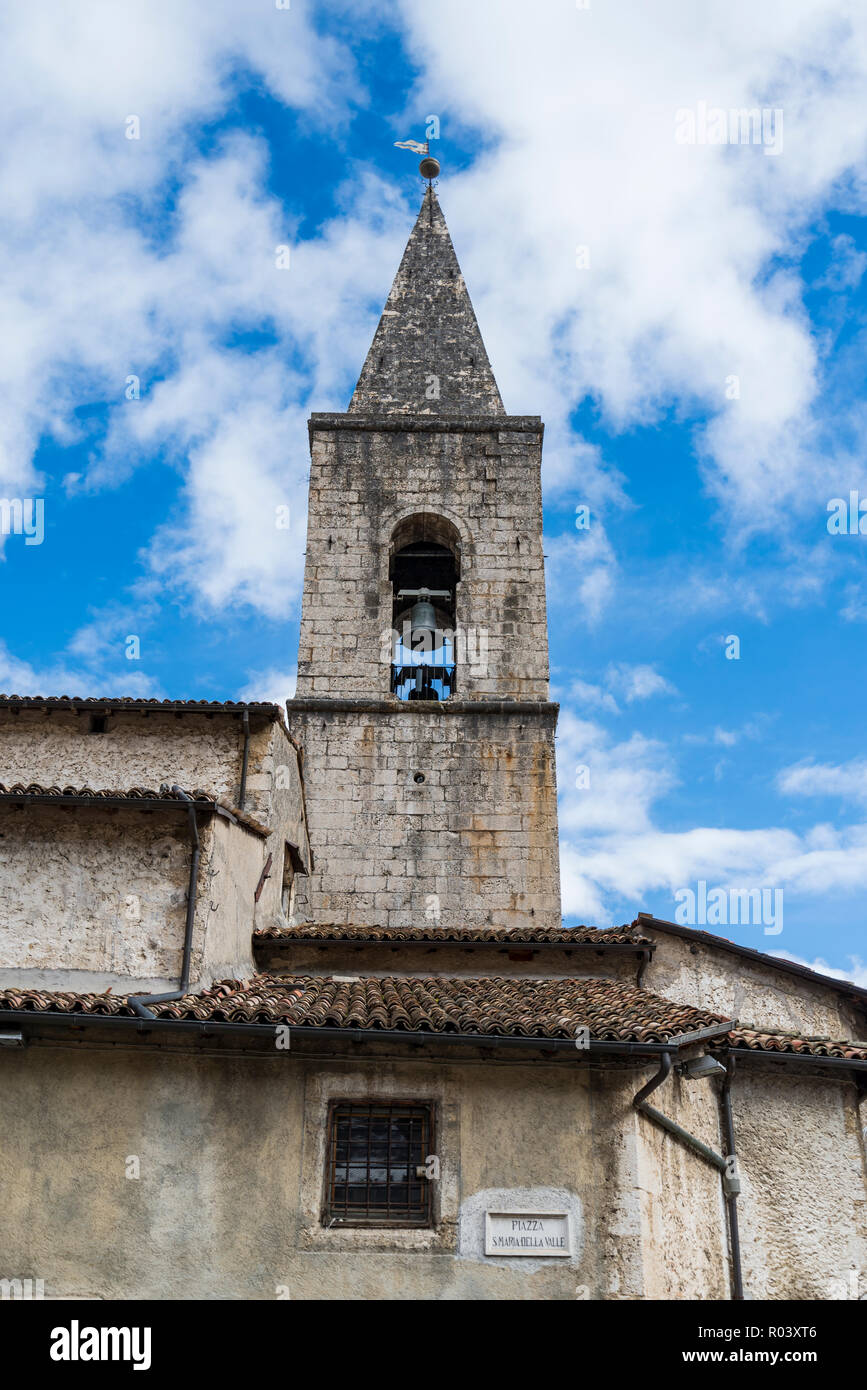 Mittelalterliche Glockenturm in der kleinen italienischen Dorf Stockfoto