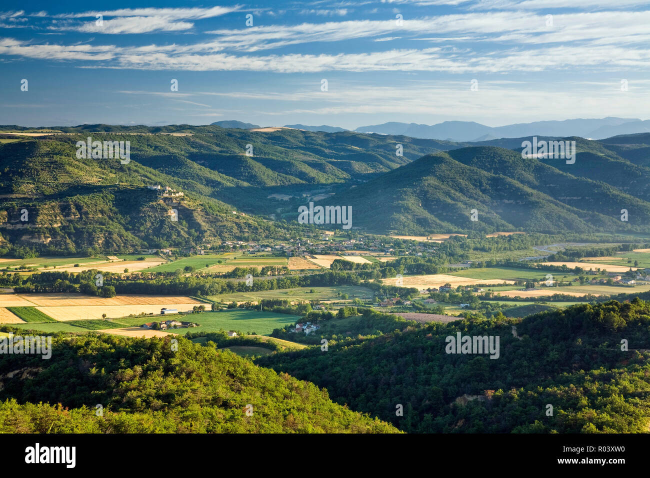 Dämmerung über Vallée de l'Asse und Alpes-de-Haute-Provence von Plateau de Valensole, Provence, Frankreich Stockfoto