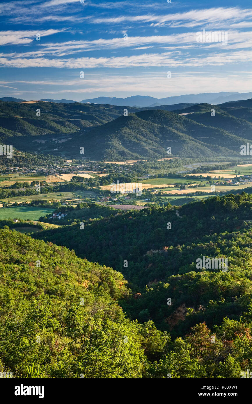 Dämmerung über Vallée de l'Asse und Alpes-de-Haute-Provence von Plateau de Valensole, Provence, Frankreich Stockfoto