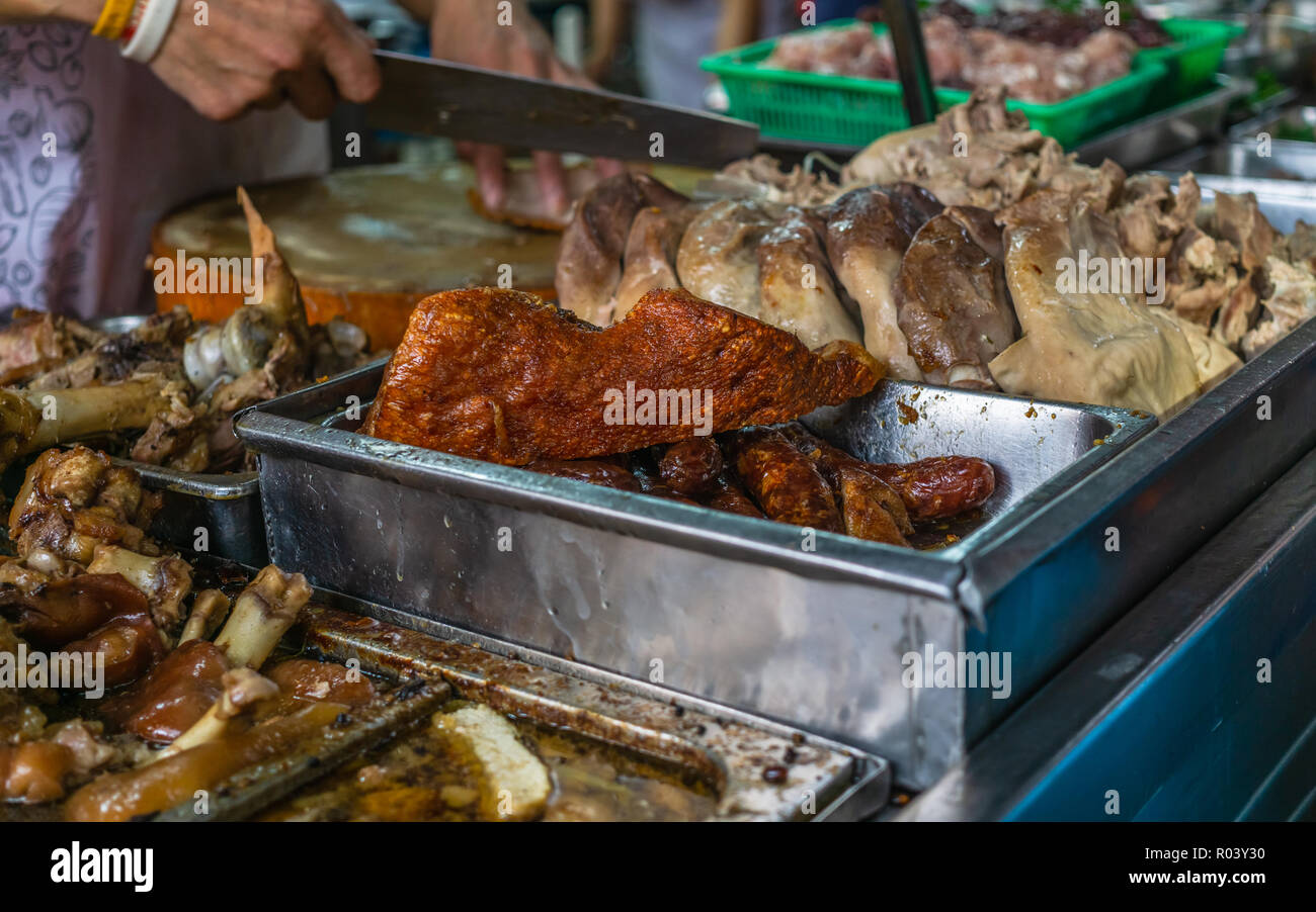 Küchenchef der traditionellen lecker Chinesisch essen auf der Yaowarat Road oder Chinatown Straße, den berühmten chinesischen Essen in Bangkok, Thailand. Stockfoto