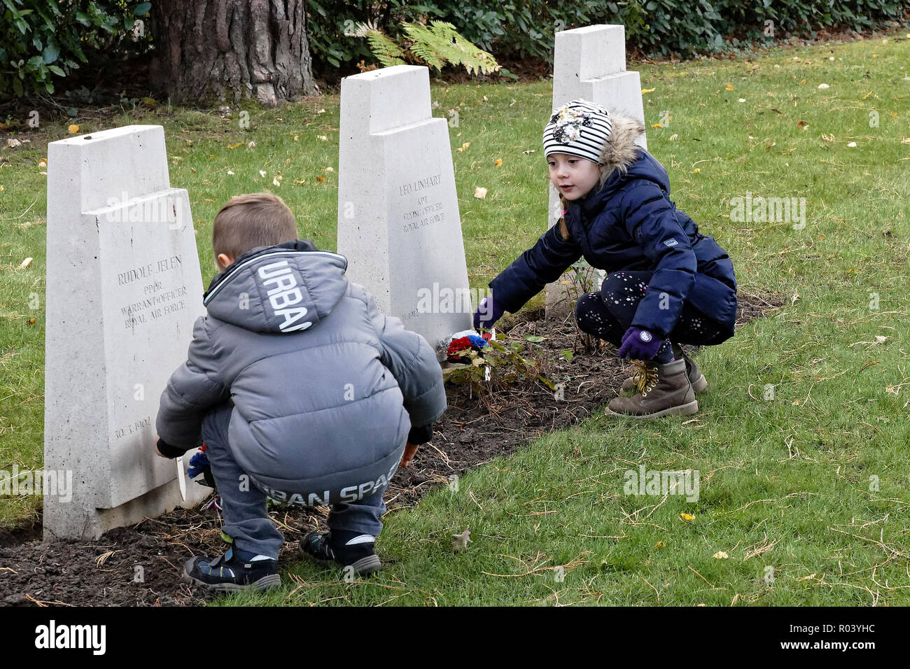 Kinder holzkreuze an grabsteine von Chekoslovak WW2 Opfer mit einer Trauerfeier in der Tschechoslowakei Grundstück Brookwood Soldatenfriedhof Stockfoto