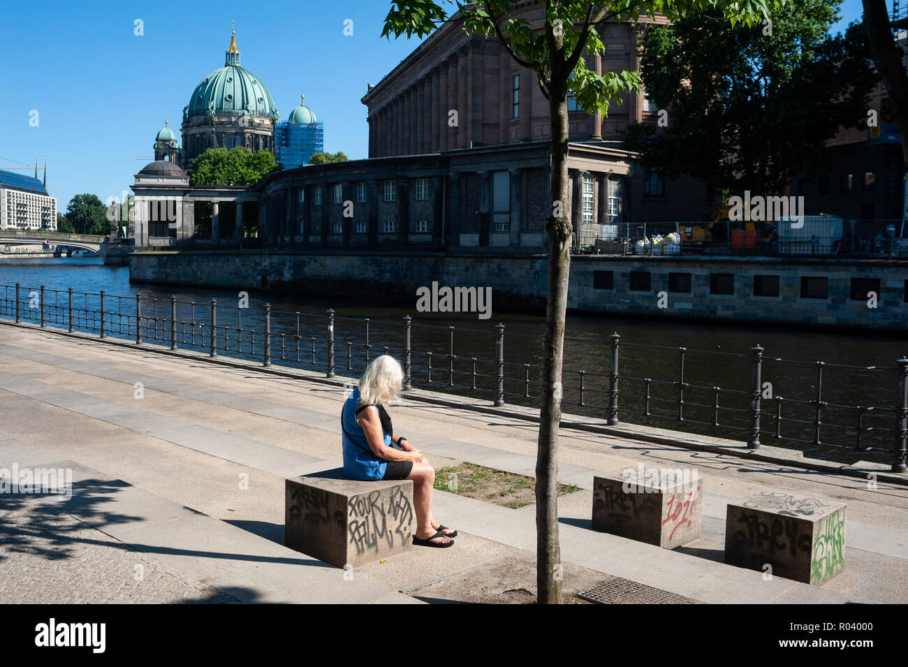 Berlin, Deutschland, Frau am Ufer der Spree in Berlin-Mitte Stockfoto