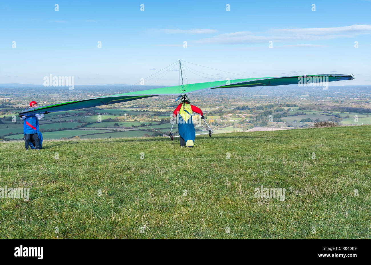 Mann vom Hügel auf einem Hängegleiter auf des Teufels Damm auf der South Downs in East Sussex, England, UK. Stockfoto