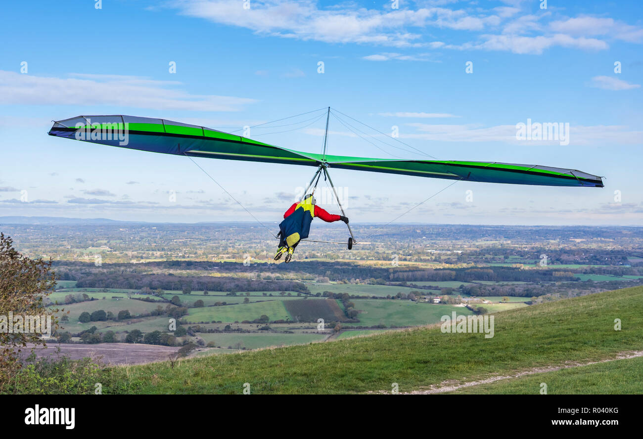 Mann fliegen Drachenflieger im Herbst nach dem Start von Des Teufels Damm auf der South Downs in East Sussex, England, UK. POV. Stockfoto
