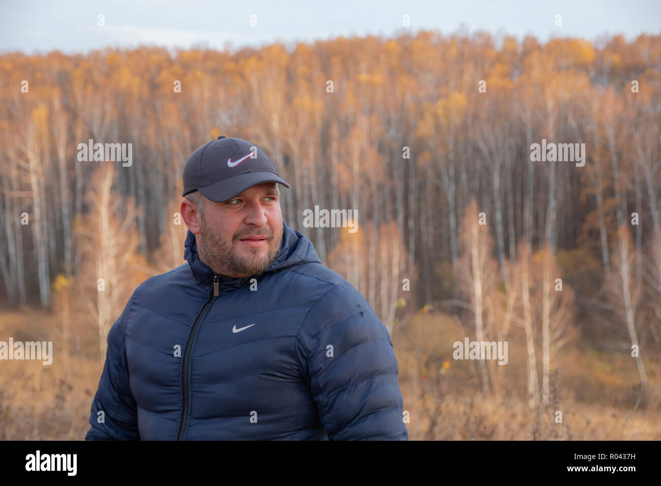 Lustiger Mann mit einem Bart. Ein Kerl in eine Kappe mit einem Bart Stockfoto