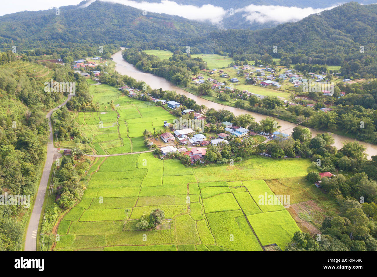 Morgen Landschaft von Dorf mit Fluss und grüne Reisfelder in Kiulu Sabah Malaysia Borneo. Stockfoto