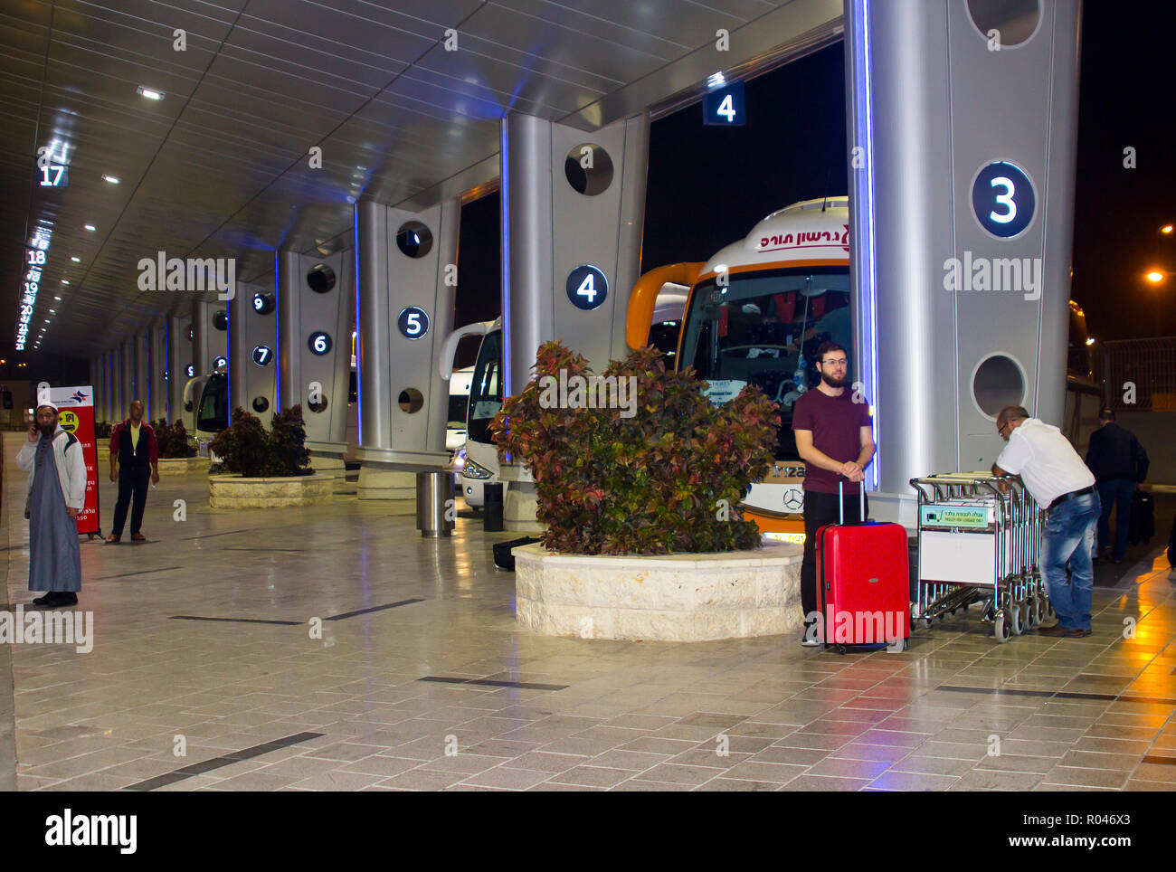 2. Mai 2018 die Ankünfte Busparkplatz am Internationalen Flughafen Ben Gurion, Tel Aviv, Israel in der Nacht. Passagiere hier anreisen, ihrer onwa zu beginnen. Stockfoto