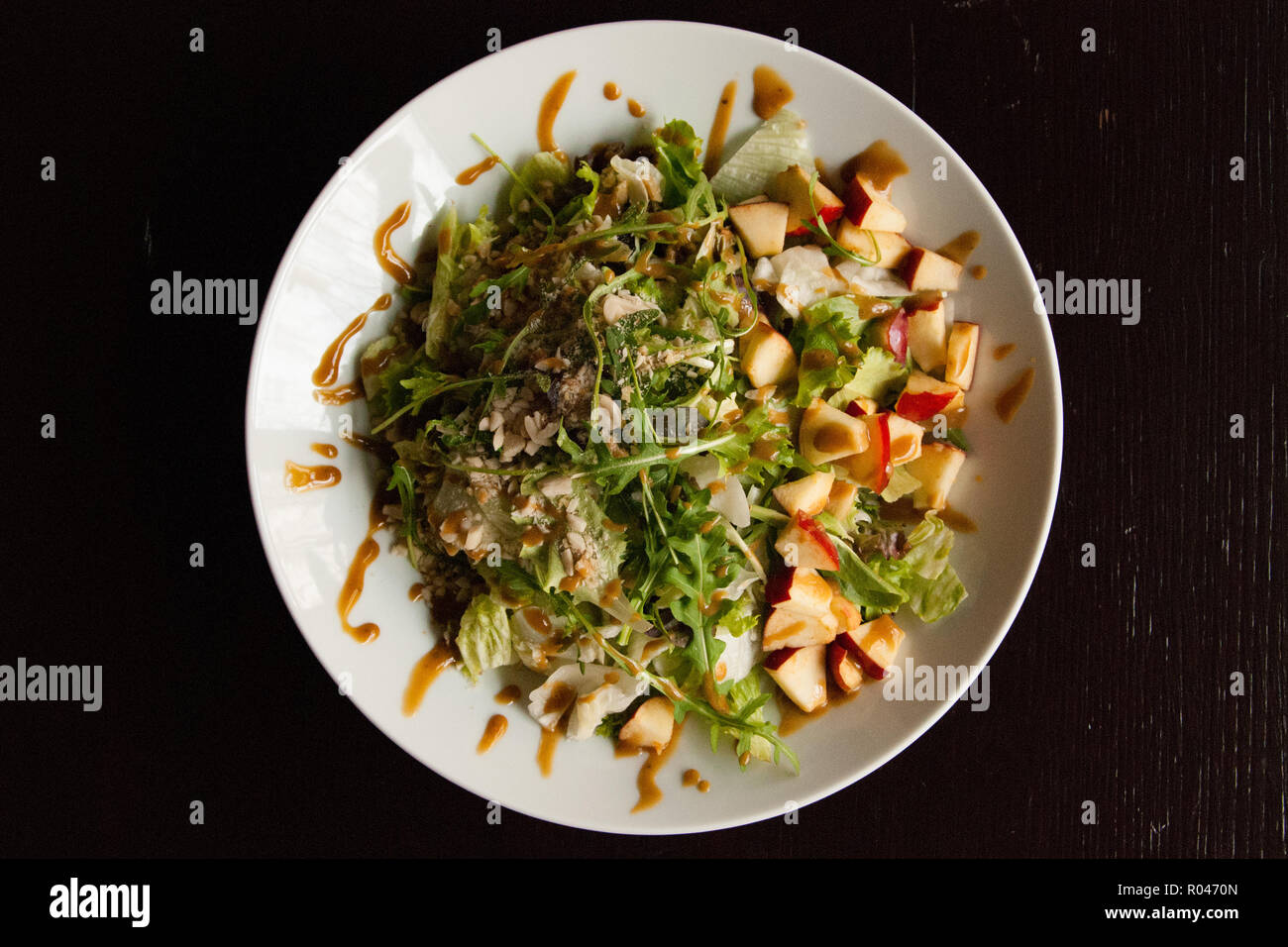 Ein frischer Salat mit Nüssen, Samen und Apple Stockfoto
