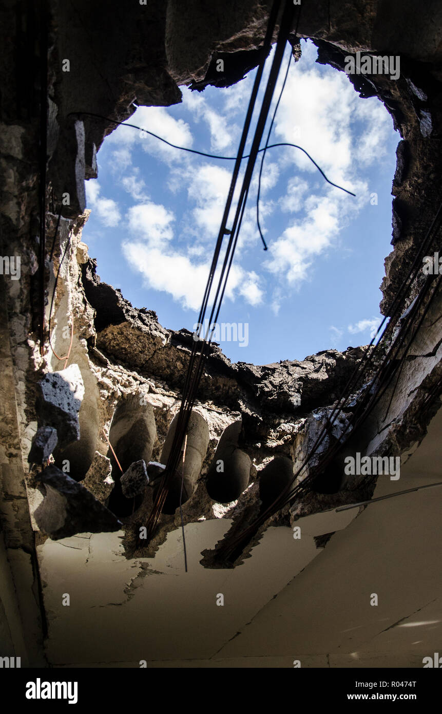 Der Krieg in der Ukraine. Siedlung Shyrokyne, Donetsk Region. September 2018. Gebäude zerstört als Folge der militärischen Aktionen der russischen Invasoren Stockfoto