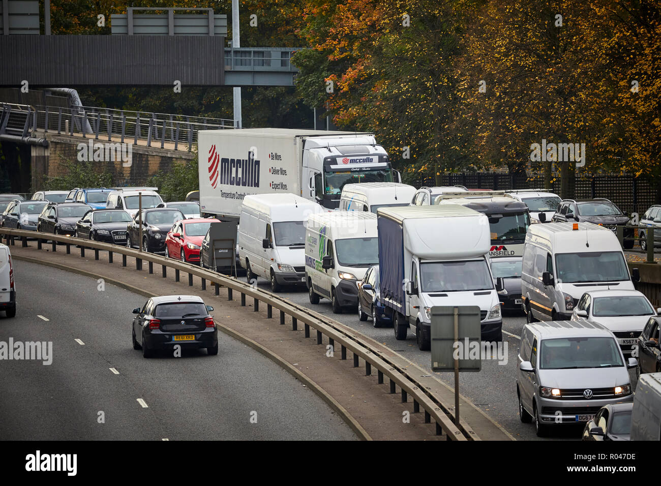 Baustellen Erstellen von verkehrsreichen Warteschlange Staus in einer Richtung auf einem 57M Die Hier befindet, zwei Kilometer langen erhöhten Autobahn Manchester City Centre Stockfoto