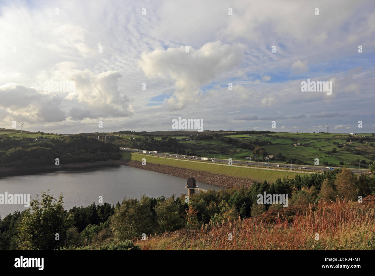 Scammonden Dam und Autobahn M62 Stockfoto