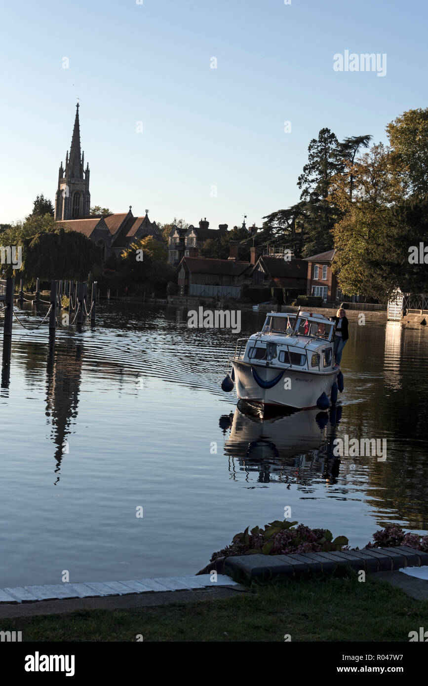 Ein fluss Cruiser auf der Themse wie der Herbst legt in Marlow in Buckinghamshire, Großbritannien Stockfoto