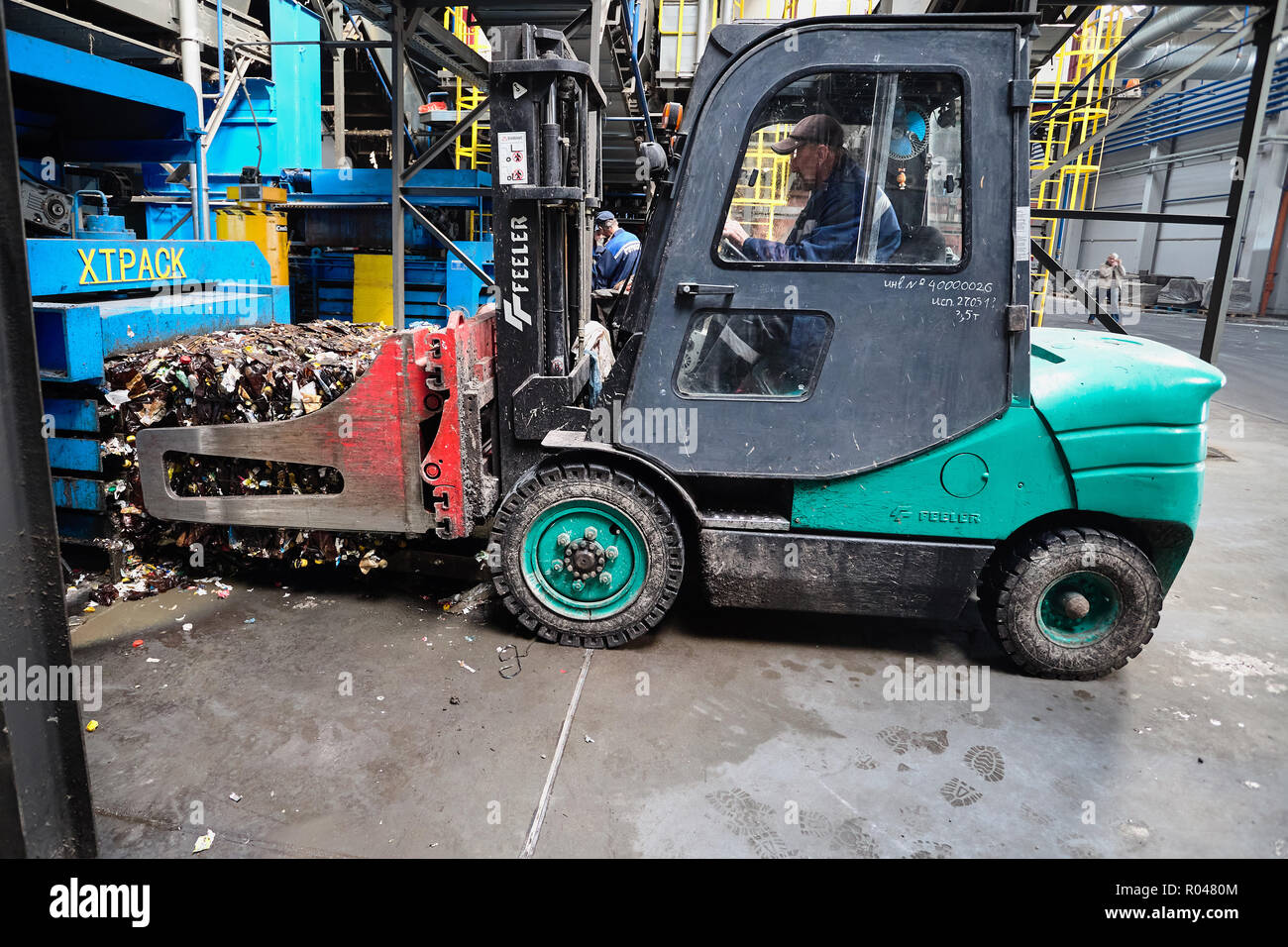 GRODNO, Weißrussland - Oktober 2018: Müll für die weitere Verarbeitung gedrückt, sortiert gedrückt getrennt und verarbeitet Müll durch Gabelstapler bei der Abwasserbehandlung rec geladen Stockfoto