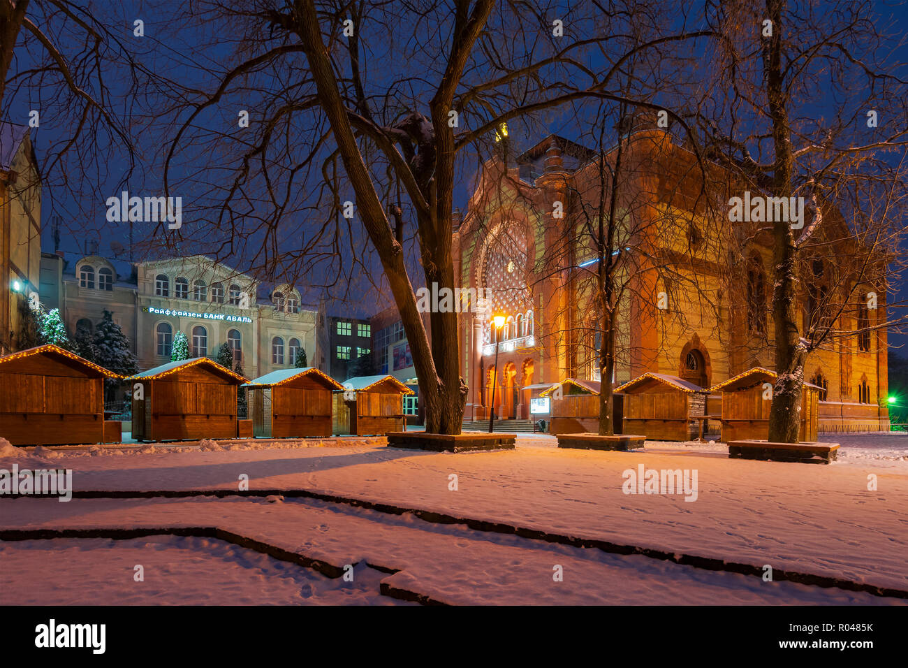 Uschhorod, Ukraine - Dec 26, 2016: Feczik Park im Winter im Morgengrauen. Gebäude der ehemaligen Synagoge ist eine beliebte Touristenattraktion. Lage für Weihnachten Stockfoto