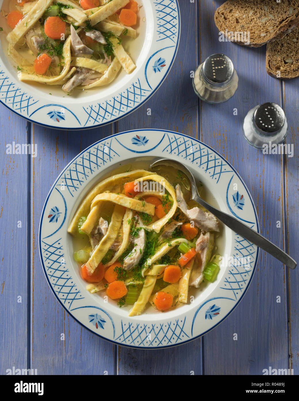 Lokshen Suppe. Hühnersuppe mit Eiernudeln. Traditionelle jüdische Speisen. Stockfoto