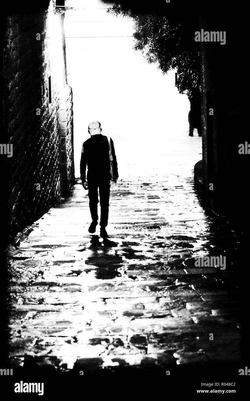 Junger Mann in einer Gasse Stockfoto