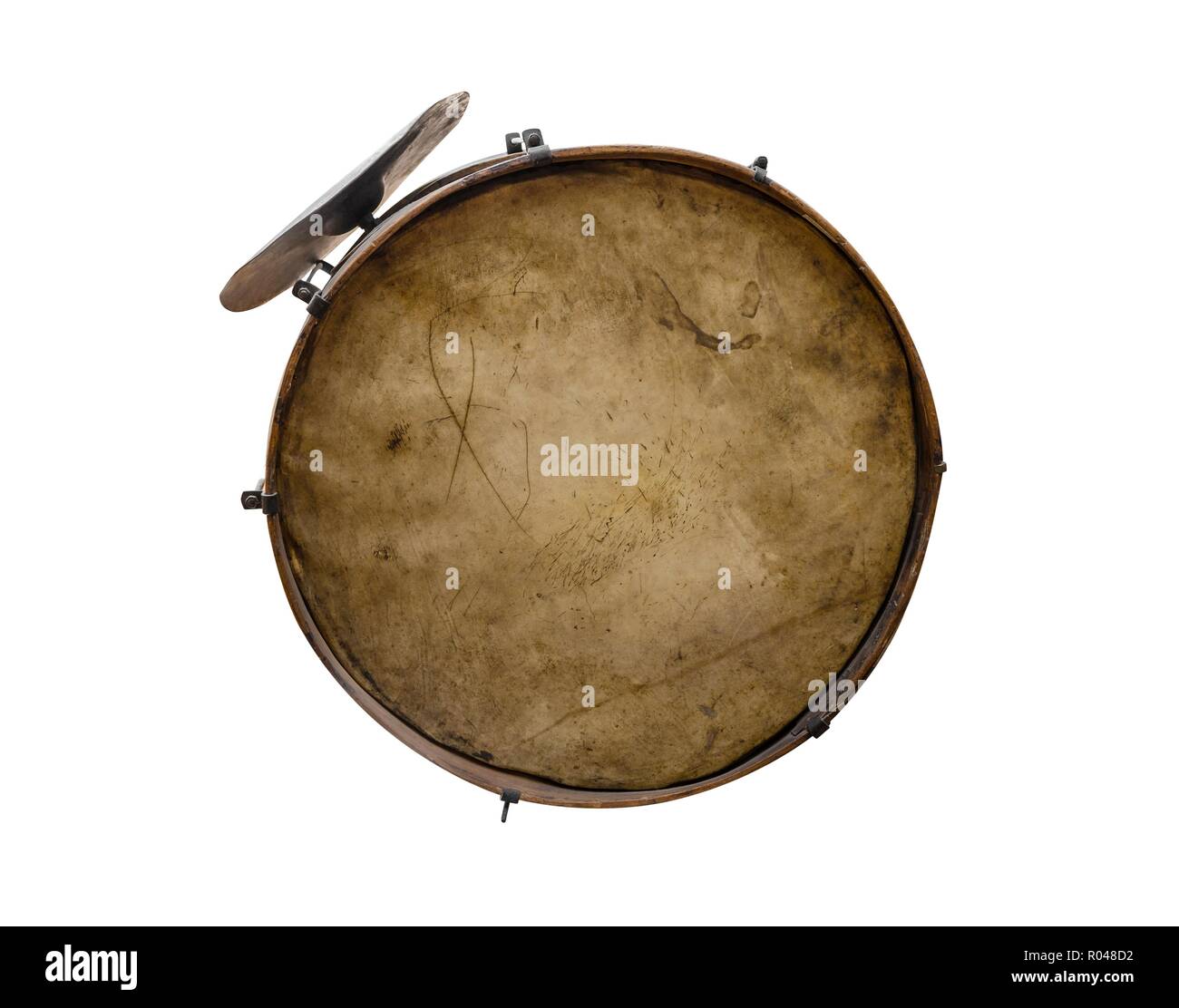 Vintage Drum mit Schock Platte auf einem weißen Hintergrund. Stockfoto