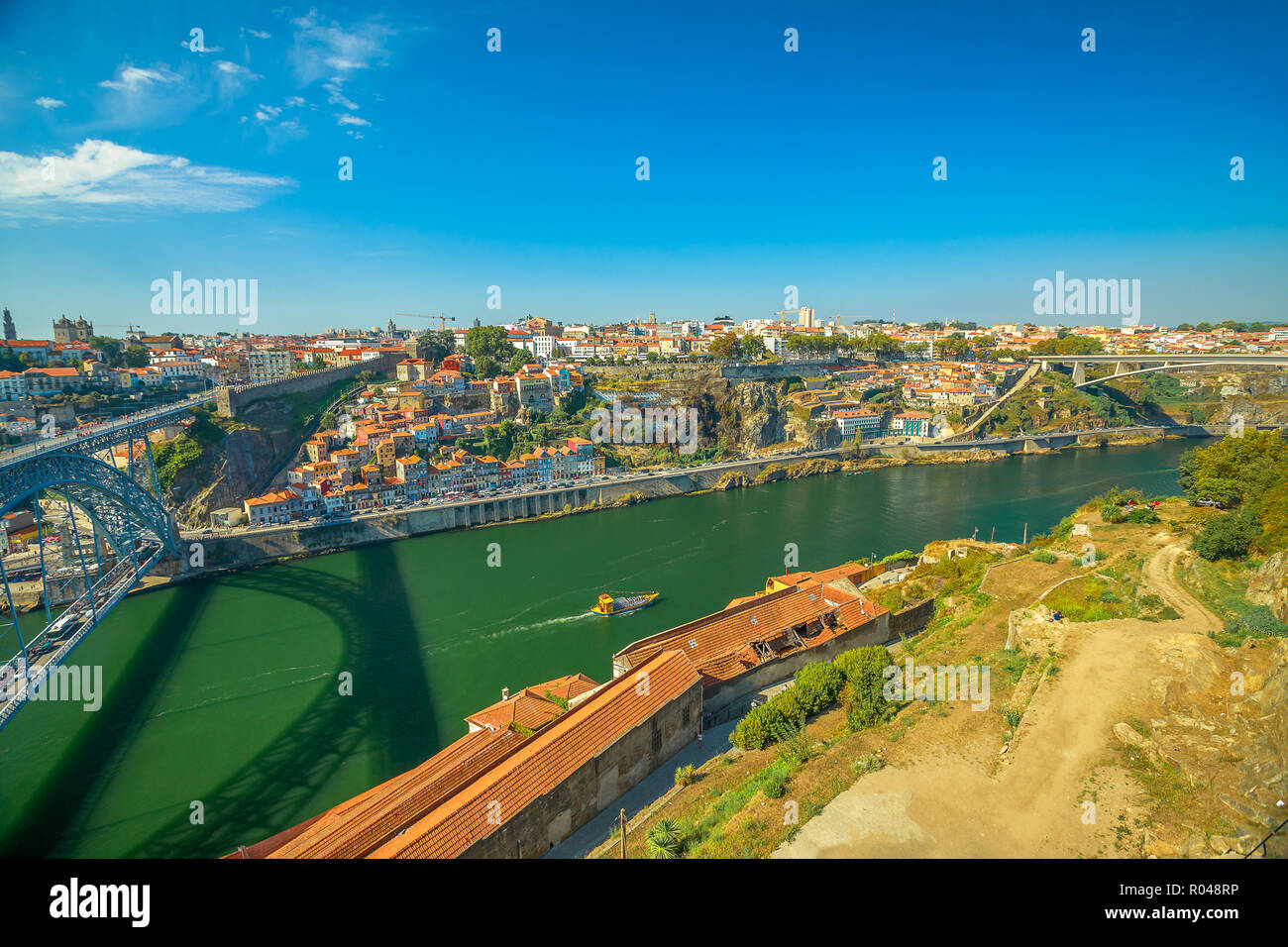 Porto Brücke Antenne skyline Boot unter Dom Luis I Brücke, Ribeira Waterfront und Porto Skyline von Vila Nova de Gaia, Porto, Portugal. Stockfoto