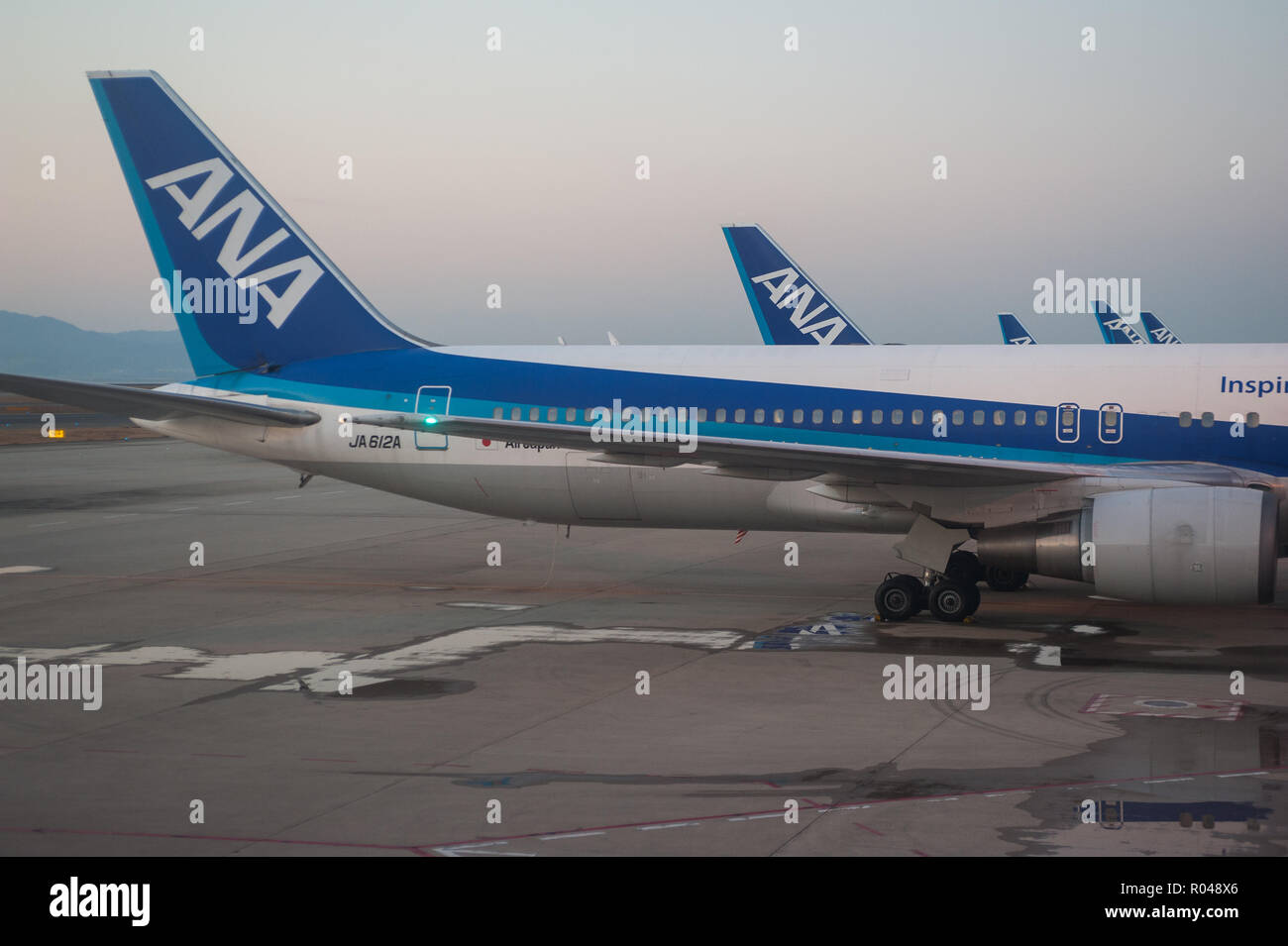 Osaka, Japan, ANA Passagier Flugzeuge am Flughafen Kansai Stockfoto