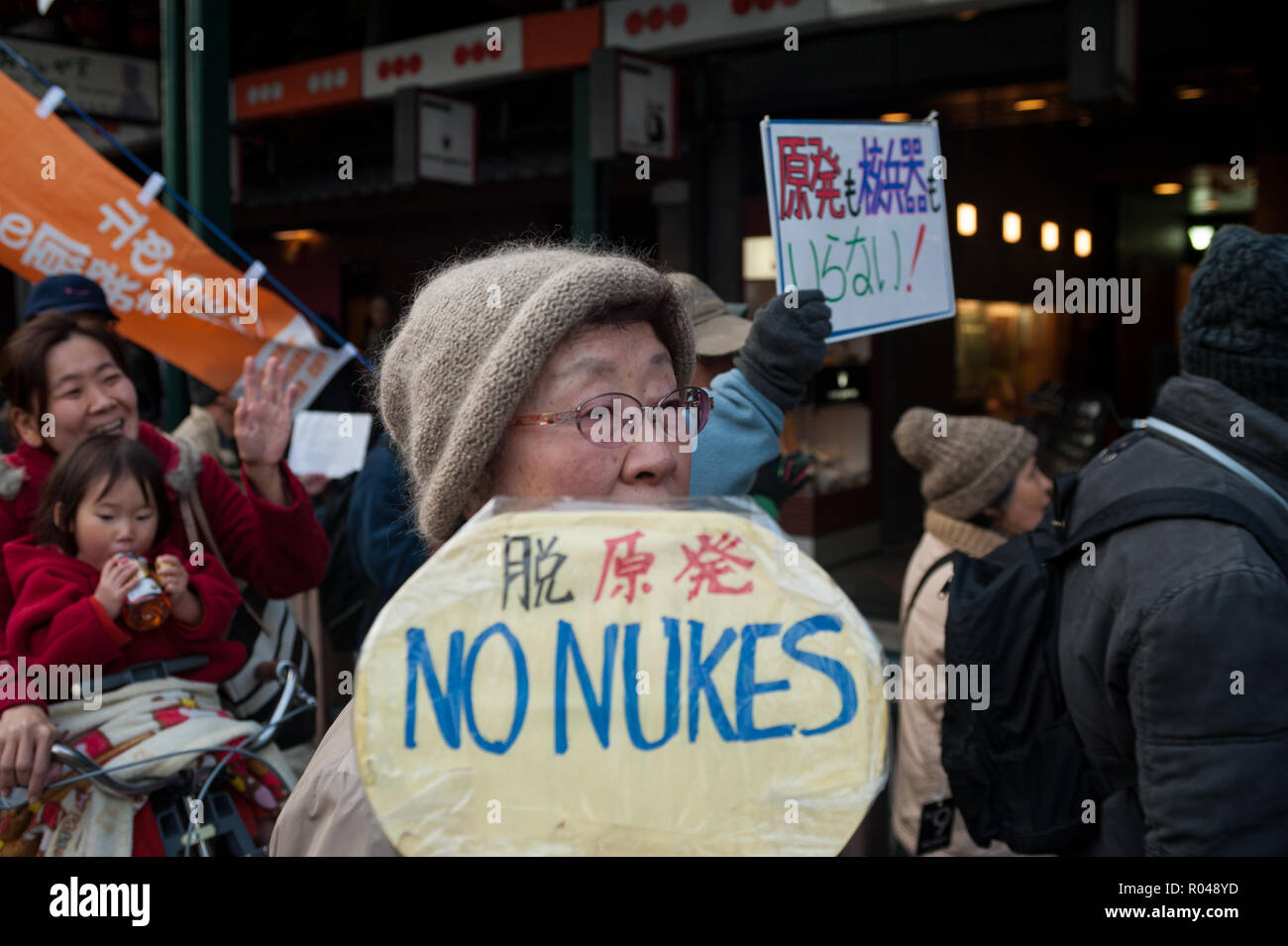 Kyoto, Japan, eine Frau an einer Demonstration gegen Atomwaffen Stockfoto