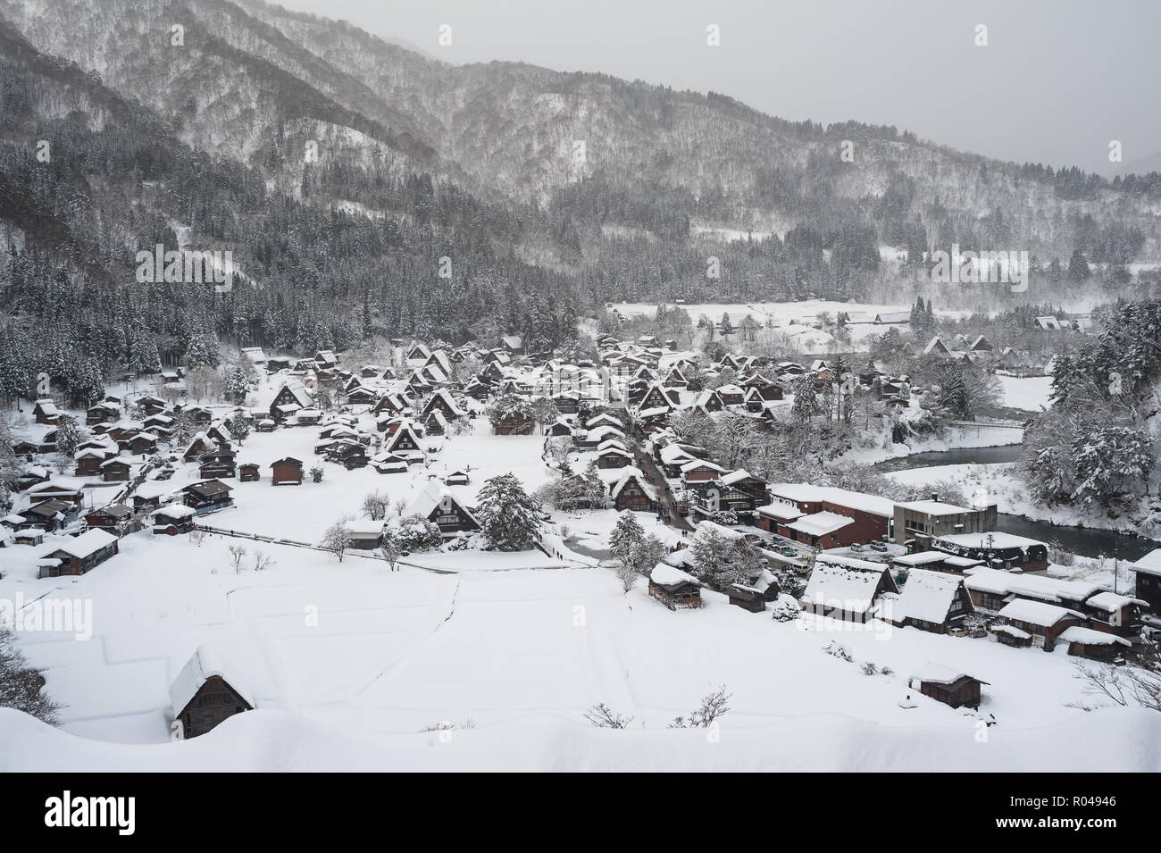 Shirakawa-go, Japan, mit Blick auf die verschneite Winterlandschaft Stockfoto