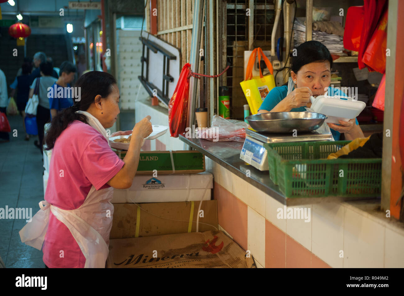 Singapur, Republik Singapur, zwei Fleisch essen in Chinatown saleswomen Stockfoto