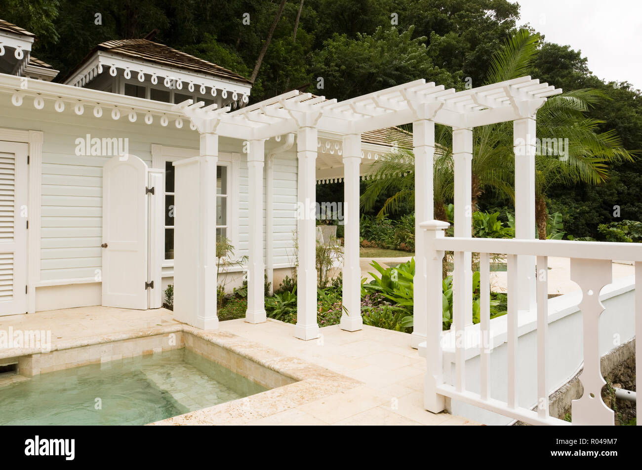 Pool mit Pergola Stockfoto