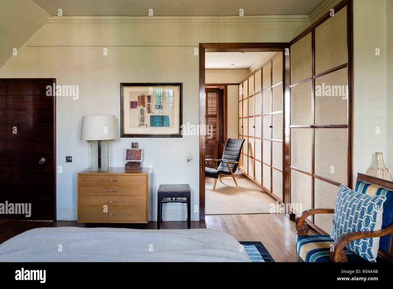 Schubladen und Sessel im Schlafzimmer Stockfoto