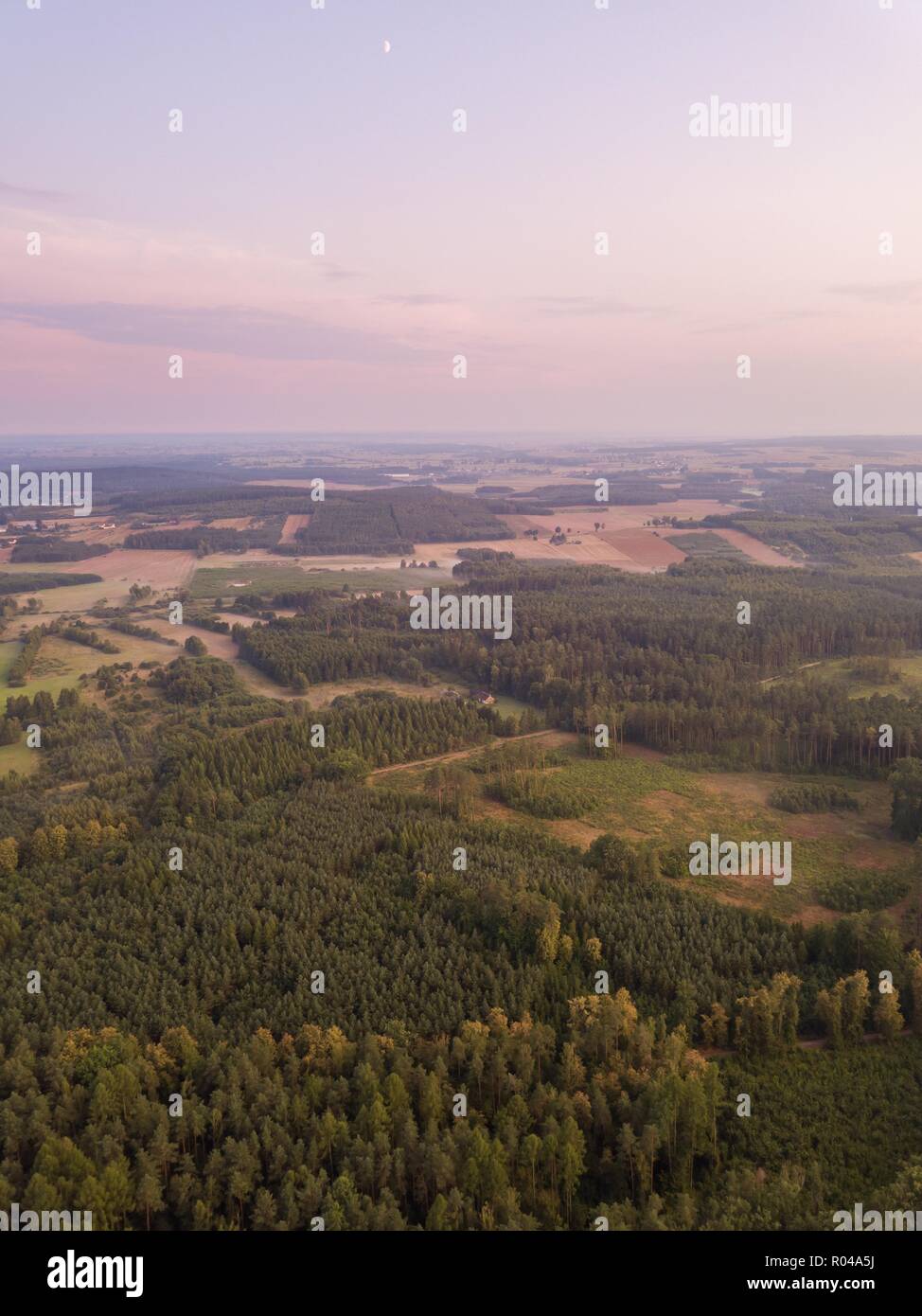 Schöne misty Abend Landschaft von drone fotografiert. Magische Atmosphäre. Stockfoto