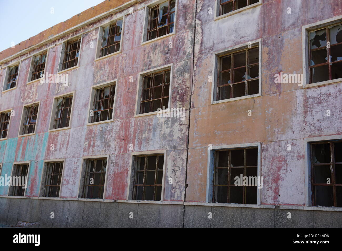 Haus mit Brettern vernagelt die Fenster und Türen verlassen Stockfoto