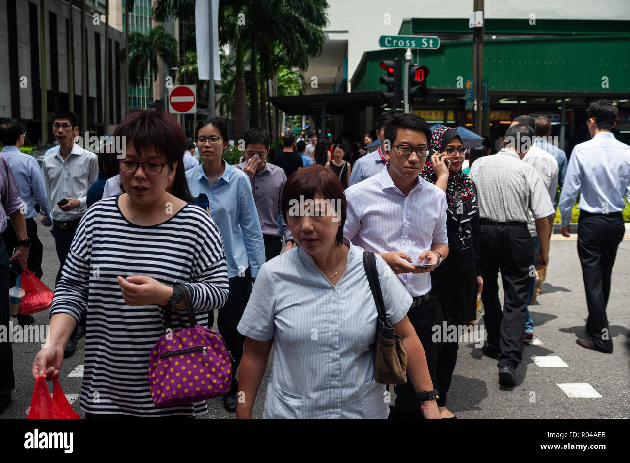 Republik Singapur, Fußgänger während der Mittagspause Stockfoto