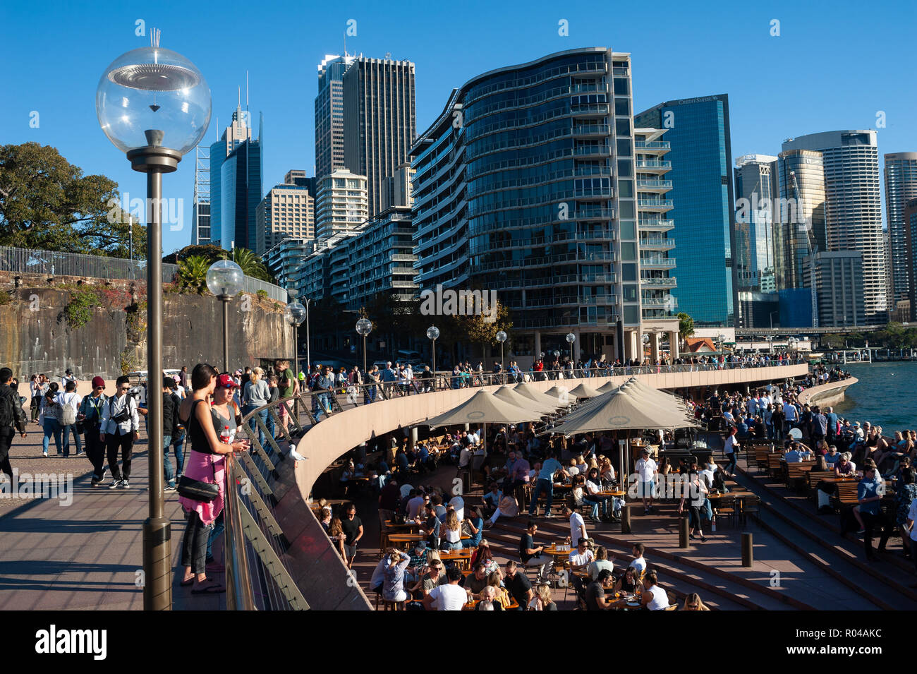 Sydney, Australien, City Blick auf das Geschäftsviertel mit einer Promenade entlang des Flussufers Stockfoto