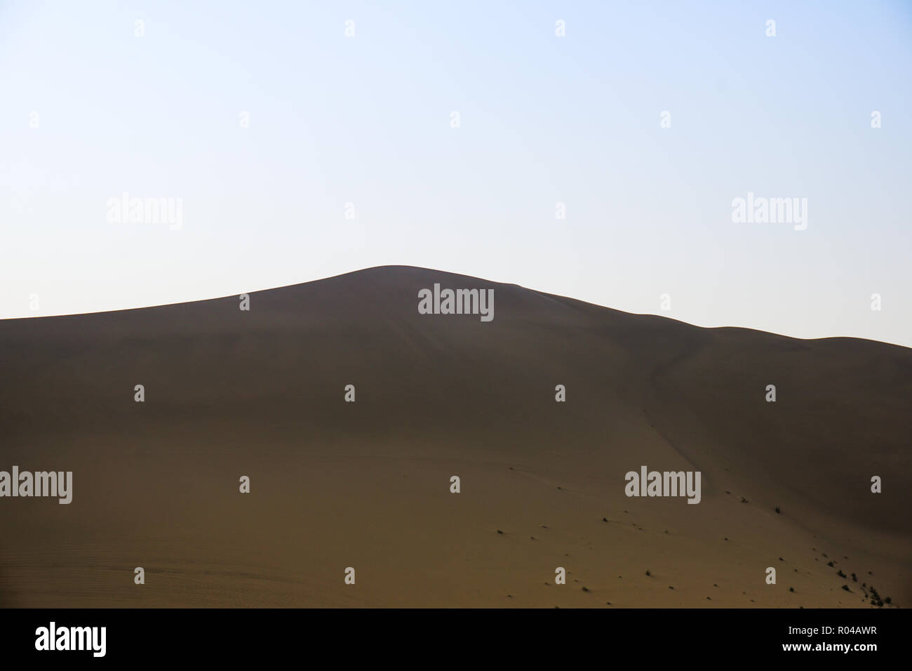 Desert sand Dünen mit blauem Himmel Hintergrund Stockfoto