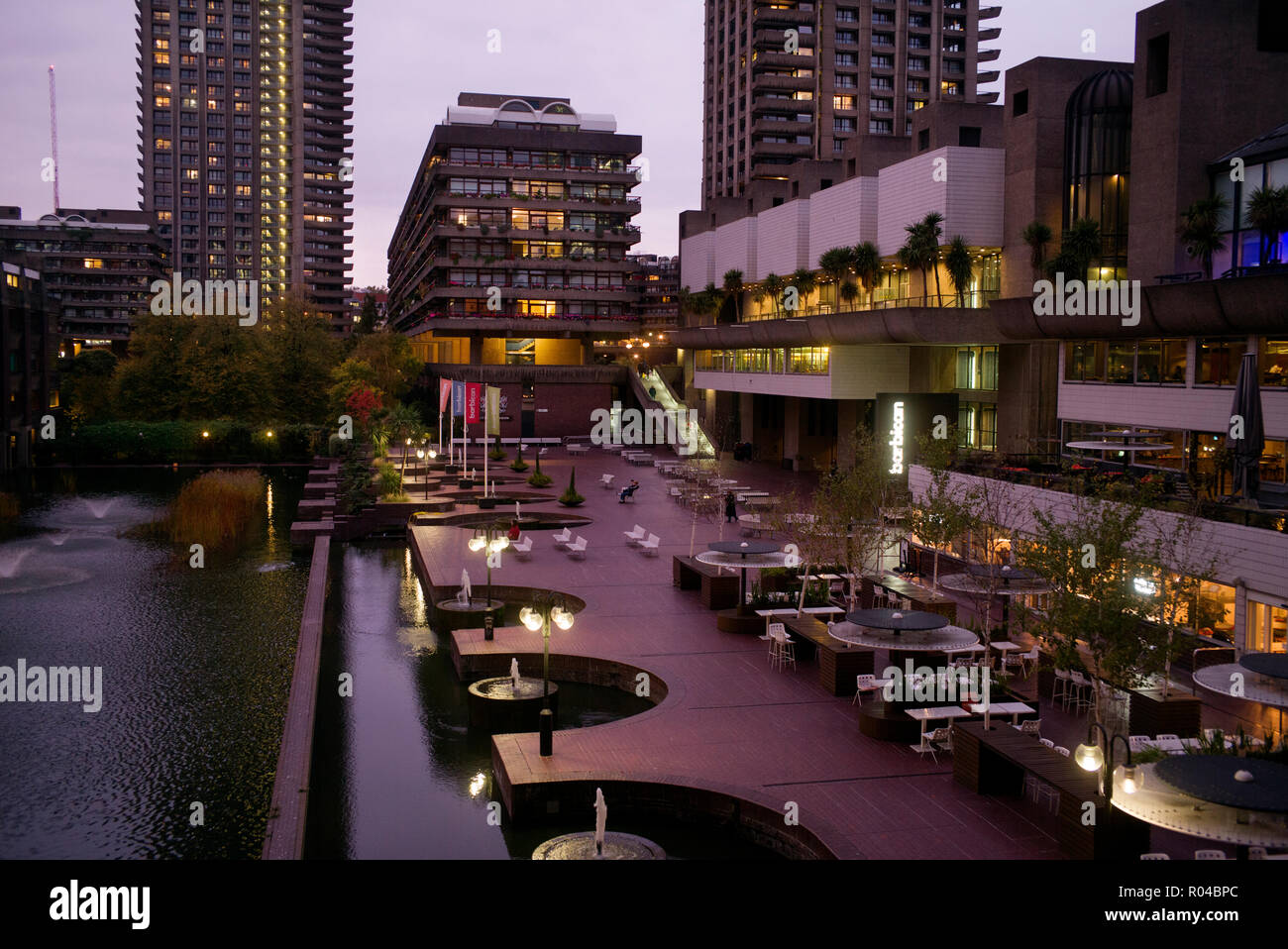 Gehäuse und Barbican Arts Complex in der City of London, London England UK. Oktober 2018 Übersicht brutalist Architecture in den 1960er Jahren erbaut, um die 198 Stockfoto