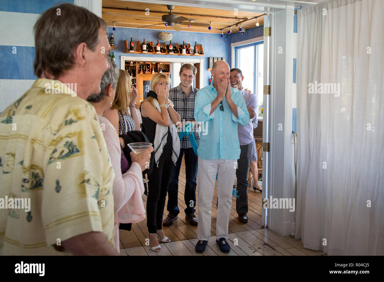 Paar von Freunden an einer Überraschungsparty, Naples, Florida, USA überrascht Stockfoto