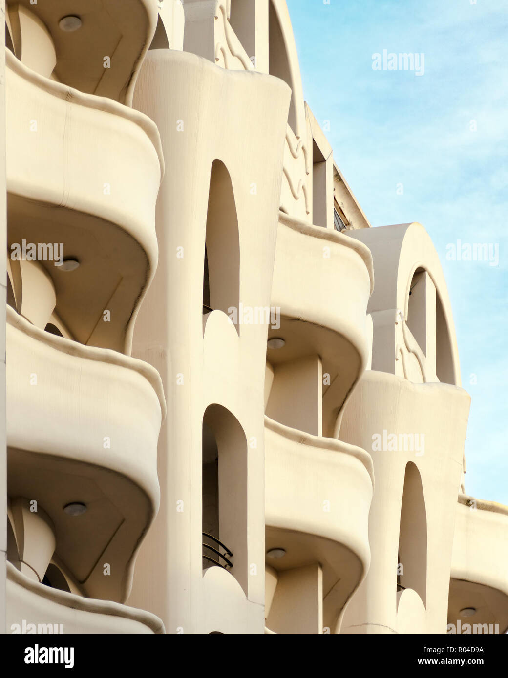 Detail der Fassade eines modernen Gebäudes - wellenförmigen Balkone, glatte Formen. Batumi, Georgia. Stockfoto