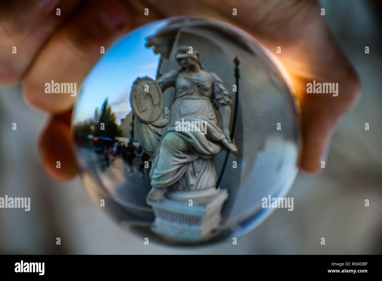 White Warrior lady steinerne Statue in einem lensball Glas Globus auf Schloss Buda, Budapest, Ungarn Stockfoto