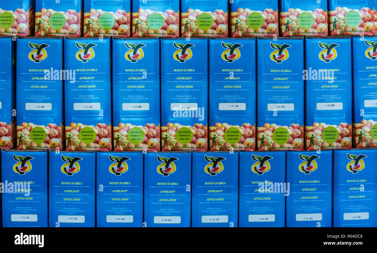 Packungen mit Marlene Apfelsaft in Südtirol. Marlene, geboren 1995, ist einer der ersten und berühmtesten Marken der Apple Land Südtirol, keine Stockfoto