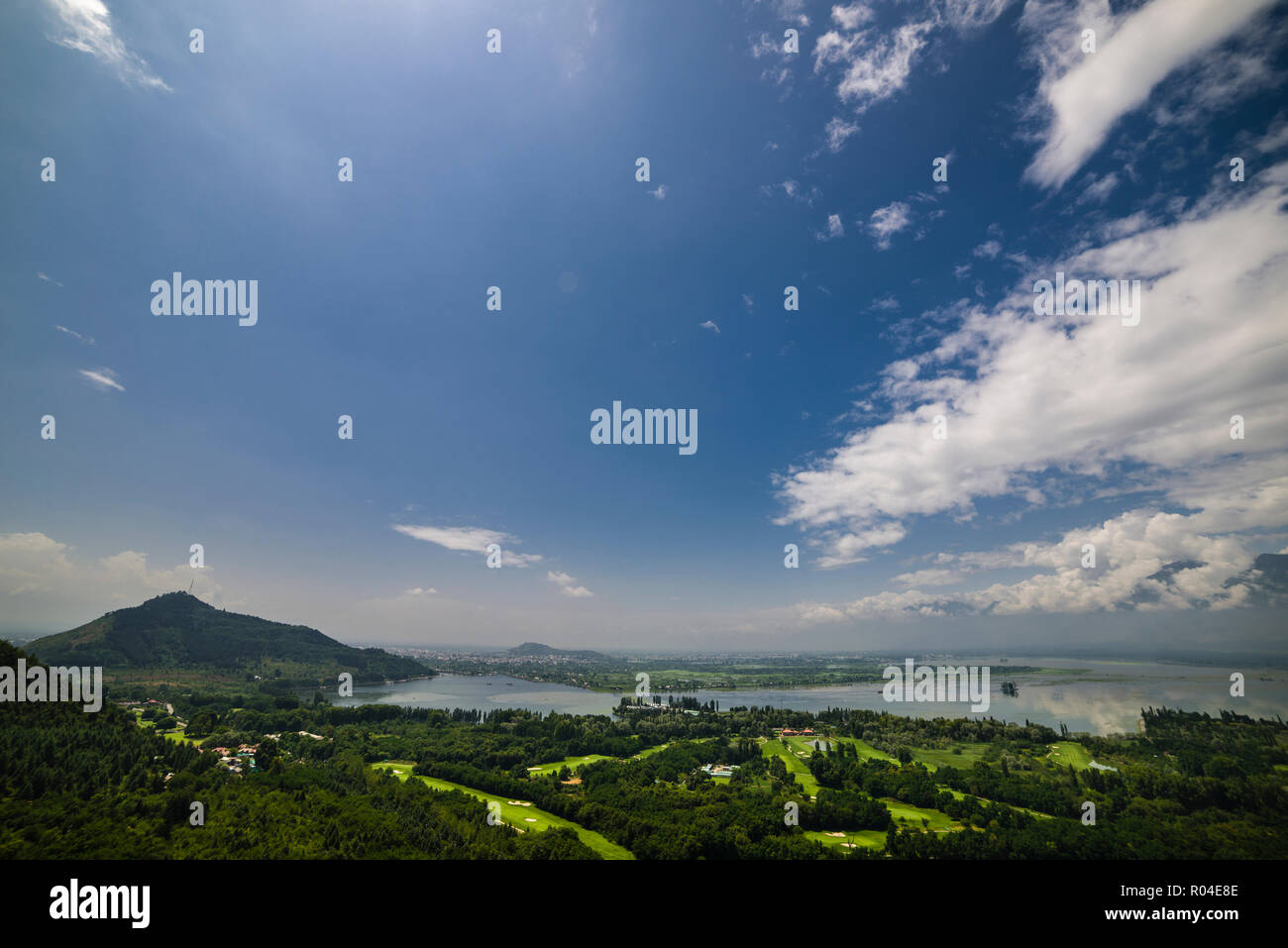 Die Dal Lake neben Srinagar, die durch grüne Felder und Wälder, von der Pari Mahal, einer alten Burgruine auf einem Hügel umgeben gesehen Stockfoto