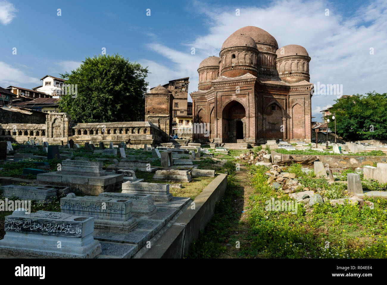 Die Badshuhnun Dumat, das Grab der Mutter des Sultans Zain-Ul-Abideen (1420-1470) mit dem Friedhof im Vordergrund. Stockfoto